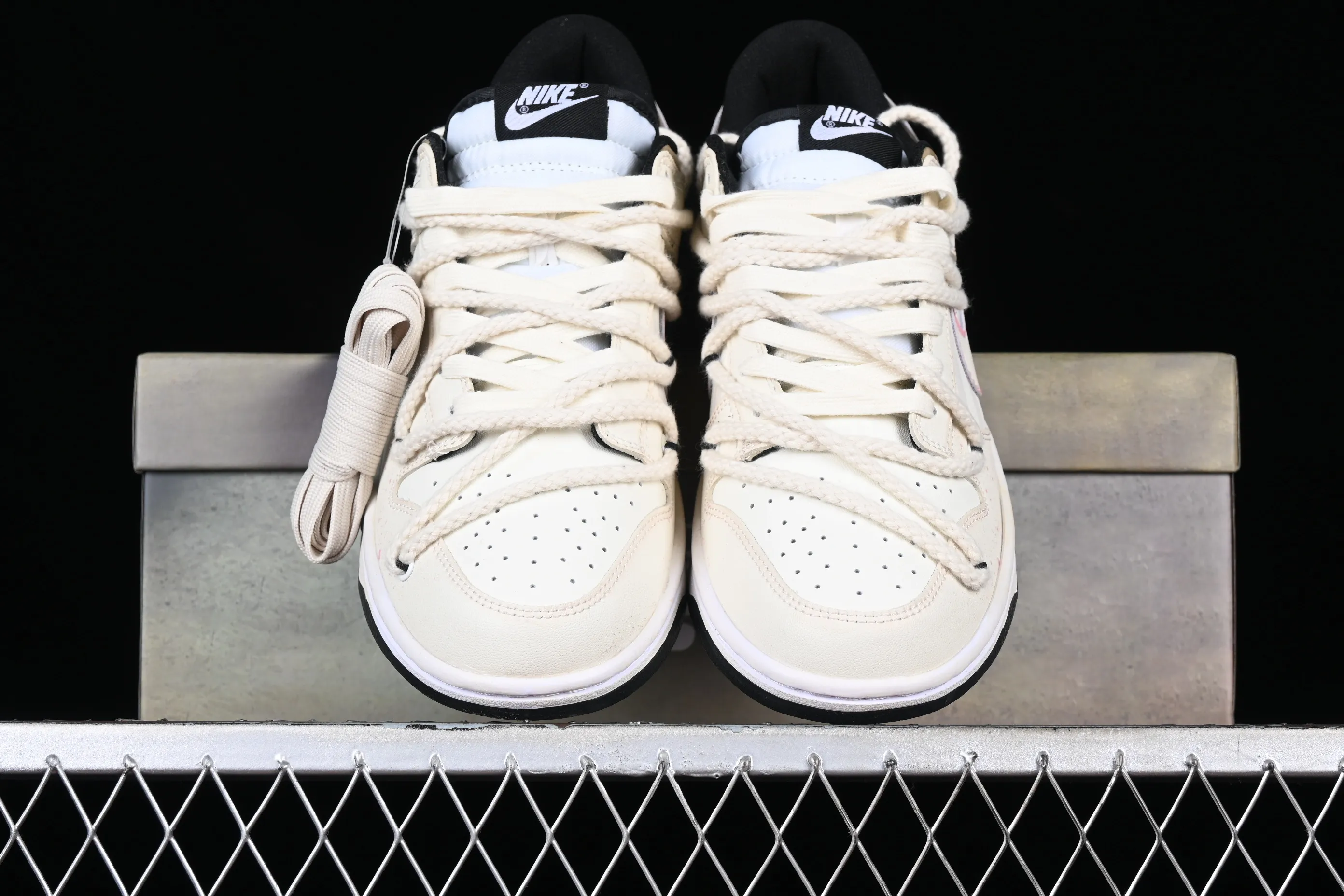 All Categories Nk SB Dunk Series Nk SB Dunk Low Low-top Sneakers Customized Big Box Nk Dunk Low Panda Prank Street Dance Theme-Pink Jumping SB Strappy Low-top Casual Sneakers DD1391-100